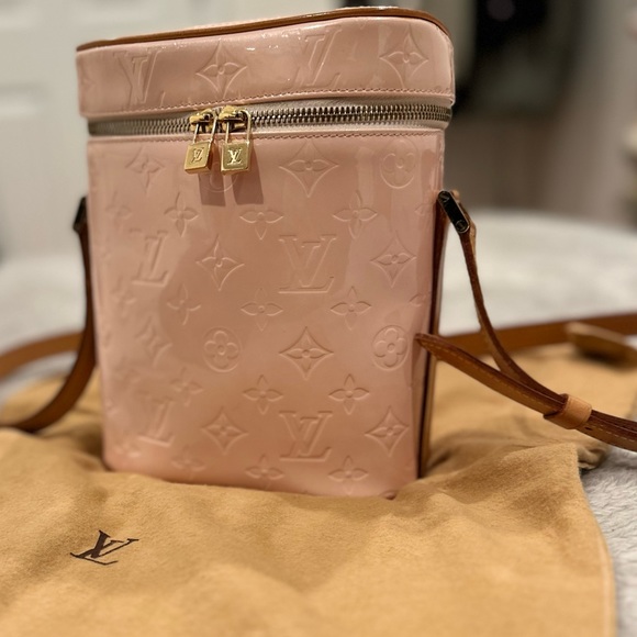 Authentic Louis Vuitton pink(“marshmallow”) Vernis Vertical Sullivan Crossbody - Picture 6 of 12